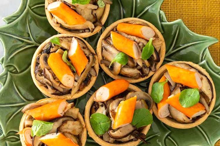 Minitartaletas de surimi, setas y brotes