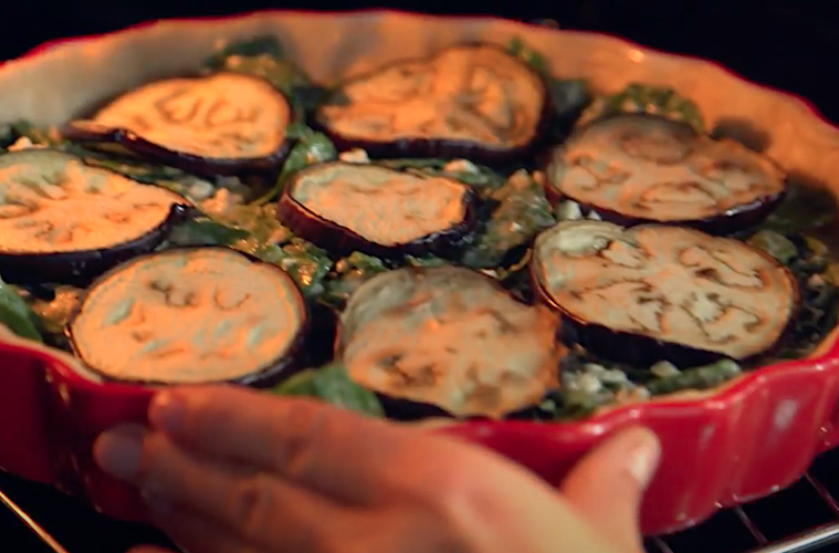 Pastel salado de berenjena, espinacas y queso