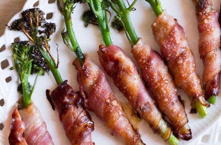 Tallos de bimi envueltos en bacon crujiente