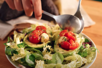 Aguacates rellenos de ensalada caprese