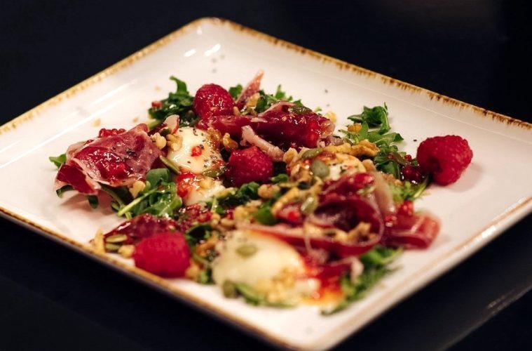 Ensalada de jamón ibérico, queso torta y vinagreta de frambuesa