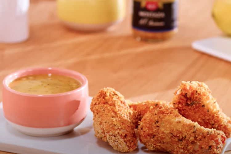 Medias alitas de pollo crujientes al horno con salsa de mostaza y miel