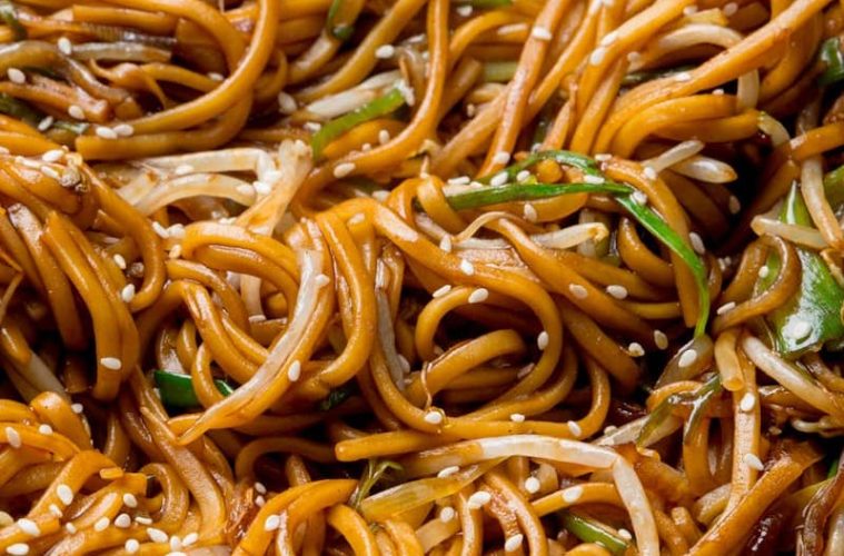 Pasta con germinados de soja y verduras