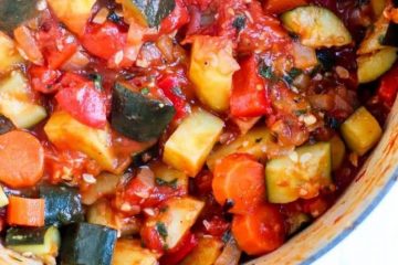 Patatas y verduras maduras al horno, con tomates confitados