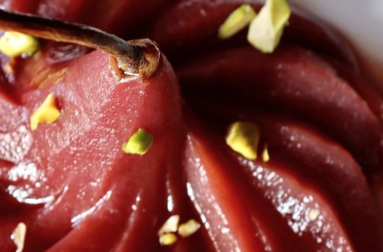 Peras maceradas al vino tinto