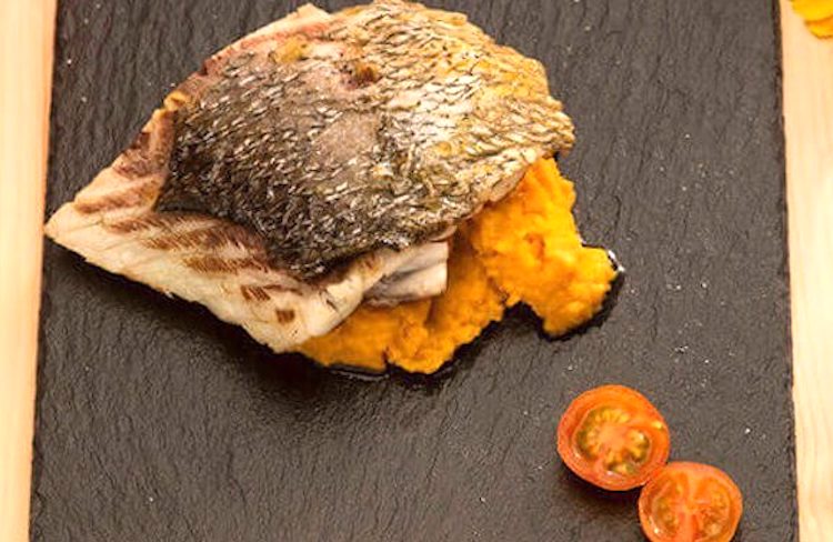 Pescado con puré de boniatos sobrantes