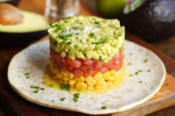 Aguacate maduro, tomate y maíz en conserva sobrante