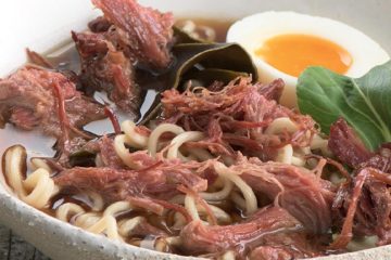 Ramen de pato, pak choi y alga nori