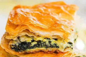 Spanakopita griega con espinacas sobrantes