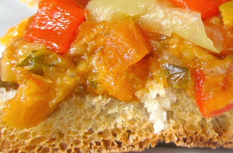 Tapa de verduras asadas con bacalao