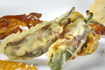 Tempura de pimientos que empiecen a madurar, rellenos de jamón y queso