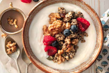 Yogur con granola de nueces