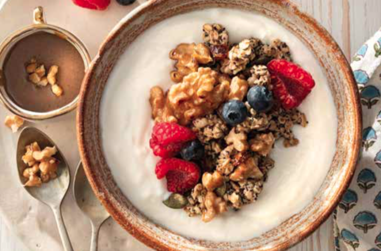 Yogur con granola de nueces