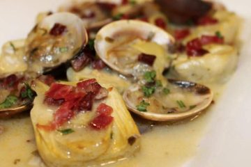 Alcachofas de ayer con un poco de jamón y almejas