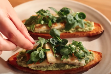 Boniato plancha con guacamole, ensalada y queso