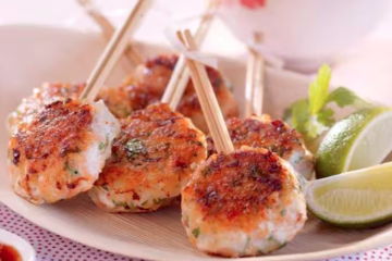 Brochetas tailandesas de bacalao y salmón frescos