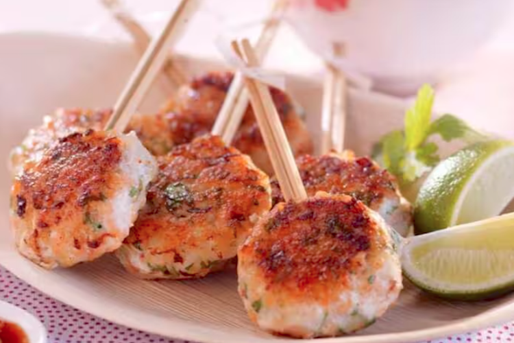 Brochetas tailandesas de bacalao y salmón frescos