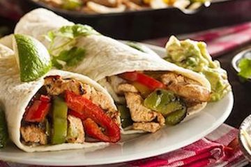 Burritos de pollo sobrante con salsa de yogur y tomate