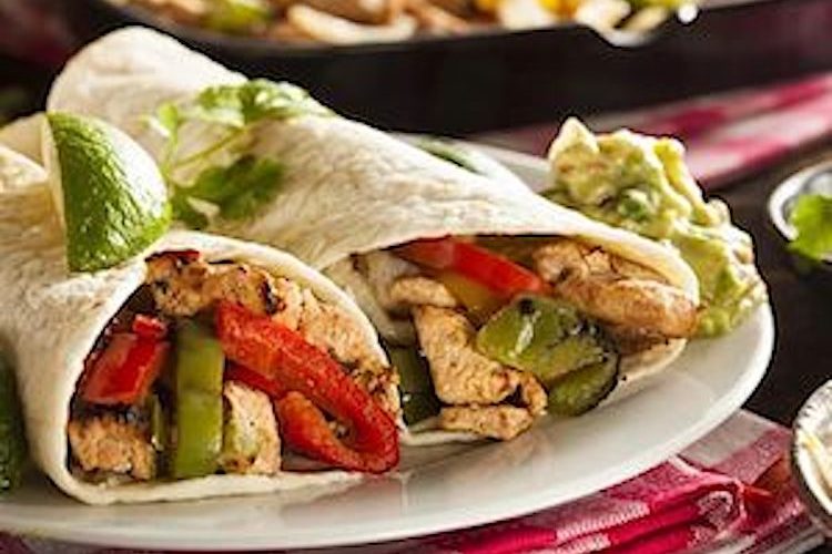 Burritos de pollo sobrante con salsa de yogur y tomate
