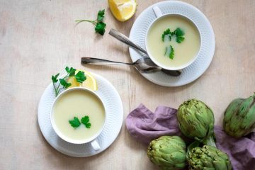 Caldo de alcachofas, cebolla y puerro