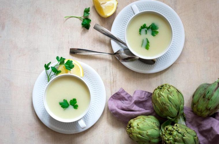 Caldo de alcachofas, cebolla y puerro