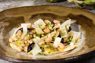Carpaccio de alcachofas sobrantes con vinagreta de piñones