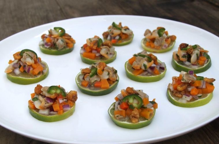 Ceviche de berberechos sobre rodajitas de lima