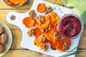 Chips de boniato con paté de remolacha y nueces