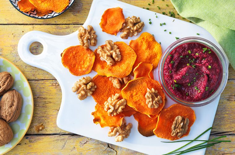 Chips de boniato con paté de remolacha y nueces