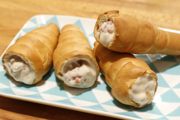 Cucuruchos rellenos de bacon, cebolla y nata