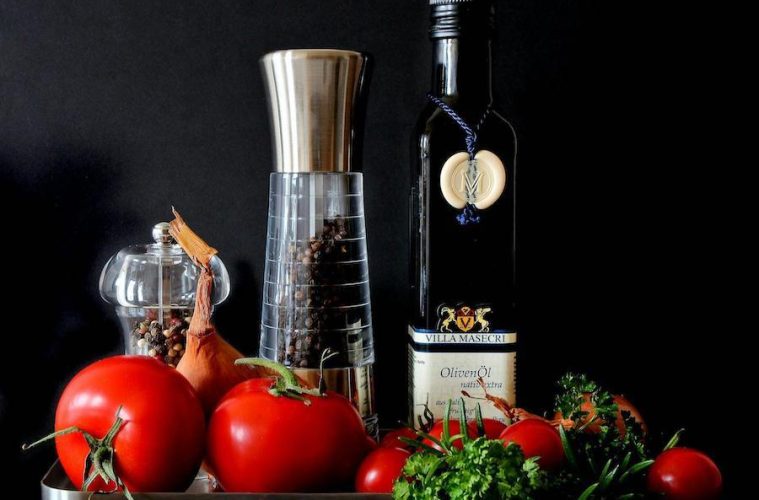El aceite de oliva supera al vino como regalo para los anfitriones de una cena en Reino Unido