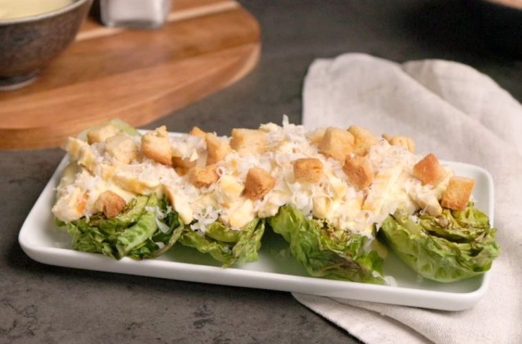 Ensalada César sobre cogollos. Foto Teka