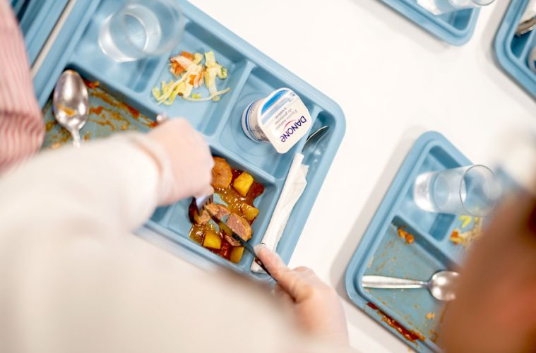 Envases de yogur usados que se convierten en mobiliario para comedores escolares