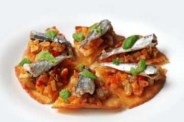 Minitortillitas de maíz con pisto y sardinillas
