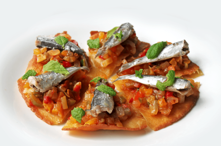 Minitortillitas de maíz con pisto y sardinillas
