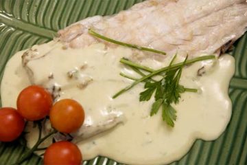 Pescado con salsa de queso azul olvidado por la nevera