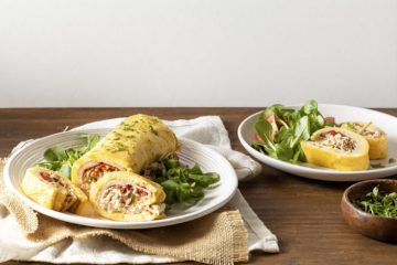 Rollo de tortilla con atún, pimientos y salsa César