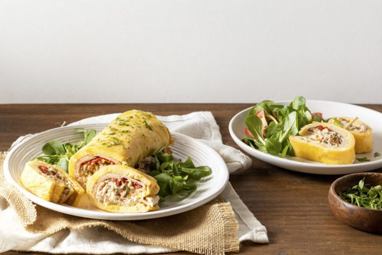Rollo de tortilla con atún, pimientos y salsa César