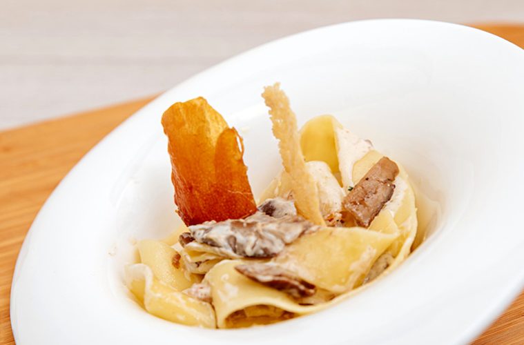 Tagliatelle con salsa de setas y carne sobrante