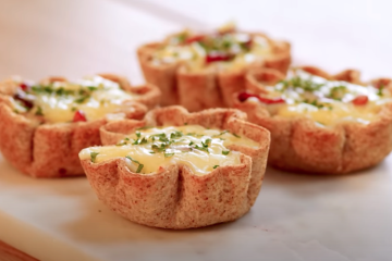 Tartaletas de pan de molde con queso y bacon
