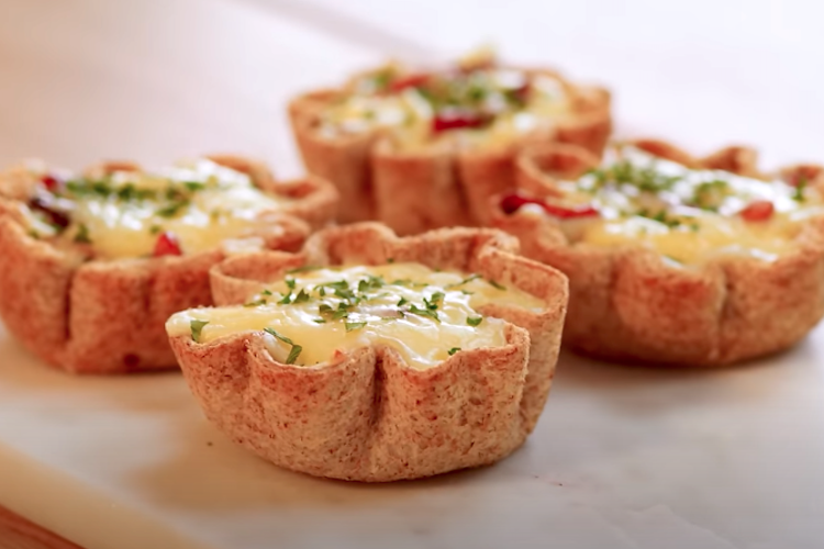 Tartaletas de pan de molde con queso y bacon