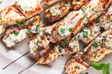 Brochetas de pez espada marinado, con salsa de limón