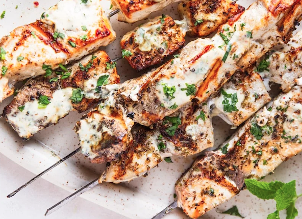 Brochetas de pez espada marinado, con salsa de limón