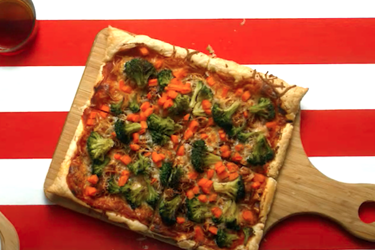 Coca de atún, bacon y brócoli