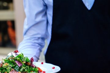 El empleo en hostelería crece menos en marzo por el efecto de la Semana Santa en abril