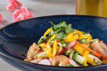 Ensalada asiática con mango encurtido y gambas