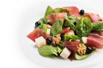 Ensalada con espinacas frescas sobrantes, jamón y queso de cabra