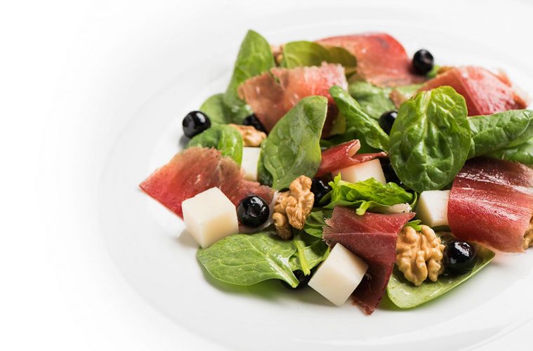 Ensalada con espinacas frescas sobrantes, jamón y queso de cabra