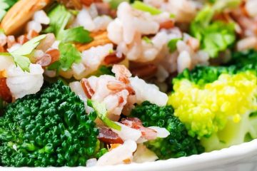 Ensalada de arroz integral, brócoli y frutos secos