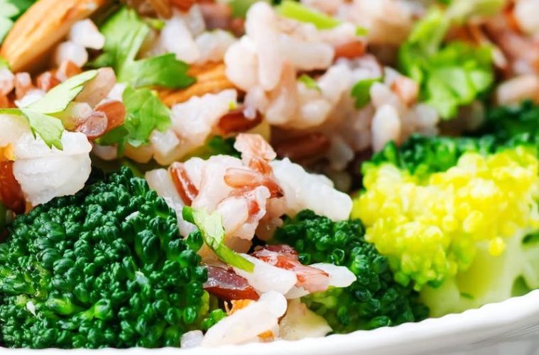 Ensalada de arroz integral, brócoli y frutos secos